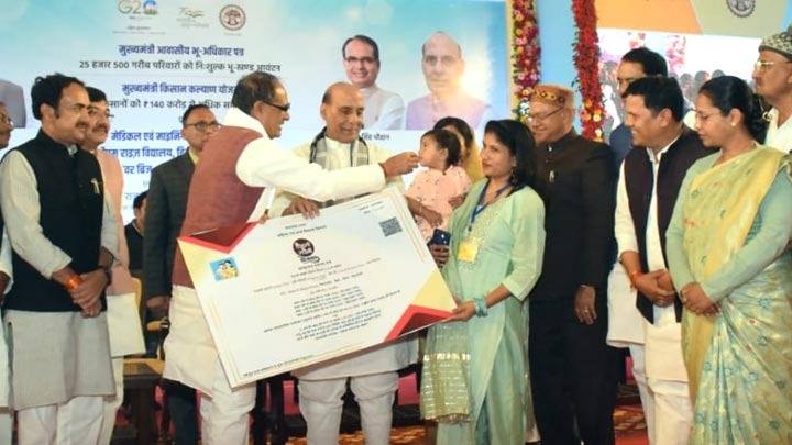 गरीबों के कल्याण के लिये मध्यप्रदेश सरकार कर रही है बेहतर कार्य : केन्द्रीय रक्षा मंत्री